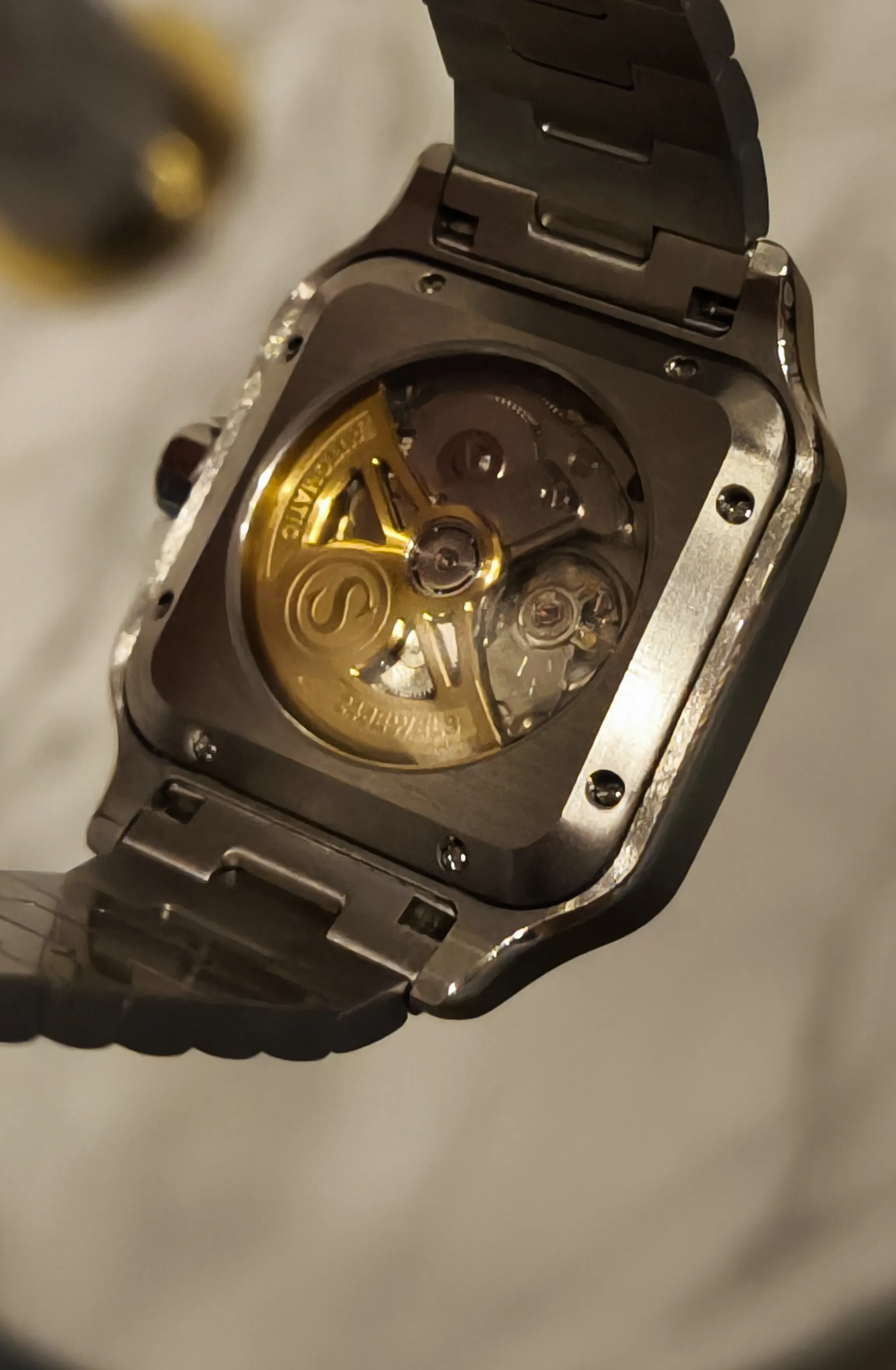Fond de boîtier ouvert d'une KaïroMod, masse oscillante du calibre NH35 apparente
