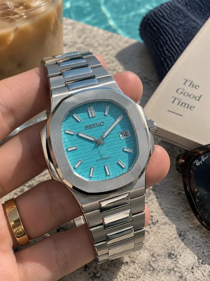 Montre KaïroMod de type Nautilus, cadran turquoise et bracelet acier
